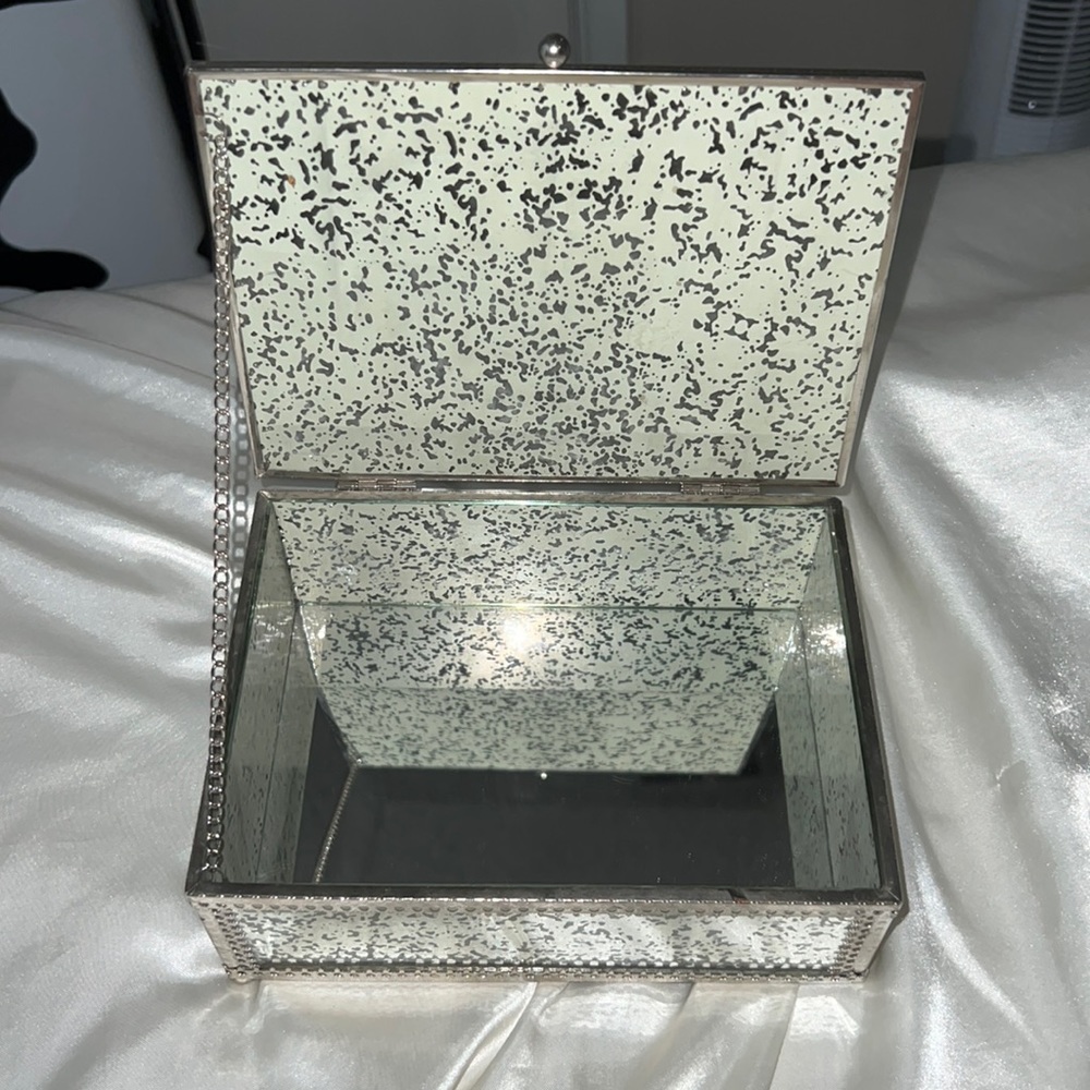 Jewelry box